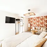 Le Clos Des Cadoles Hotel *