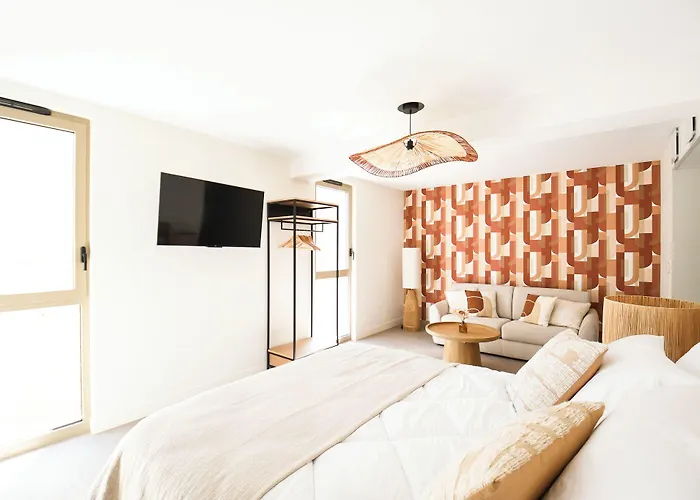 Le Clos Des Cadoles Hotel *