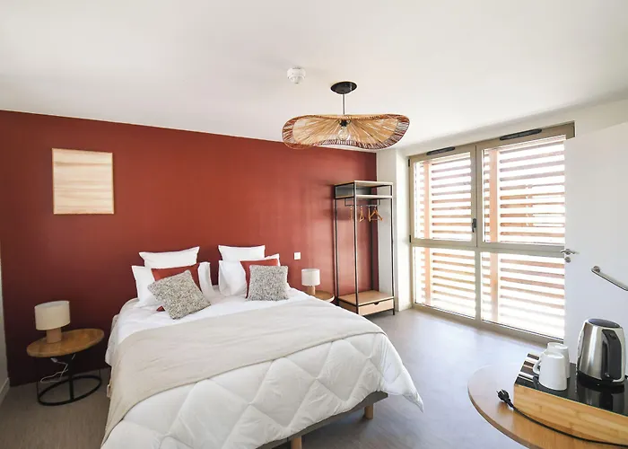 Le Clos Des Cadoles Hotel *